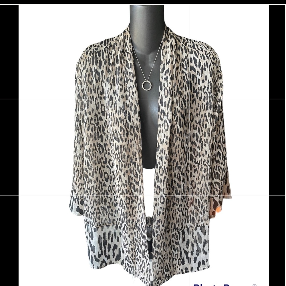 Chicos Leopard print three-quarter length sleeve kimono.